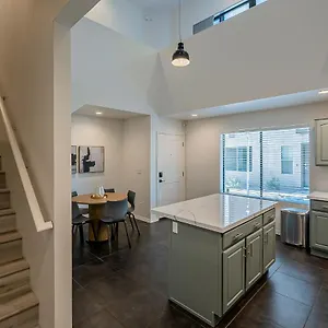 Modern 3 Bed - 3 Bath Townhouse W/ Rooftop Deck Holiday home Phoenix